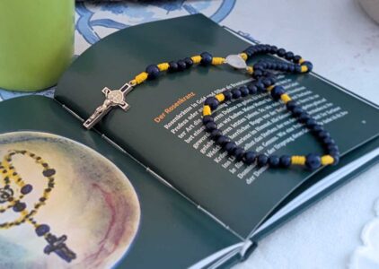 Europa-Rosenkranz auf einem Buch