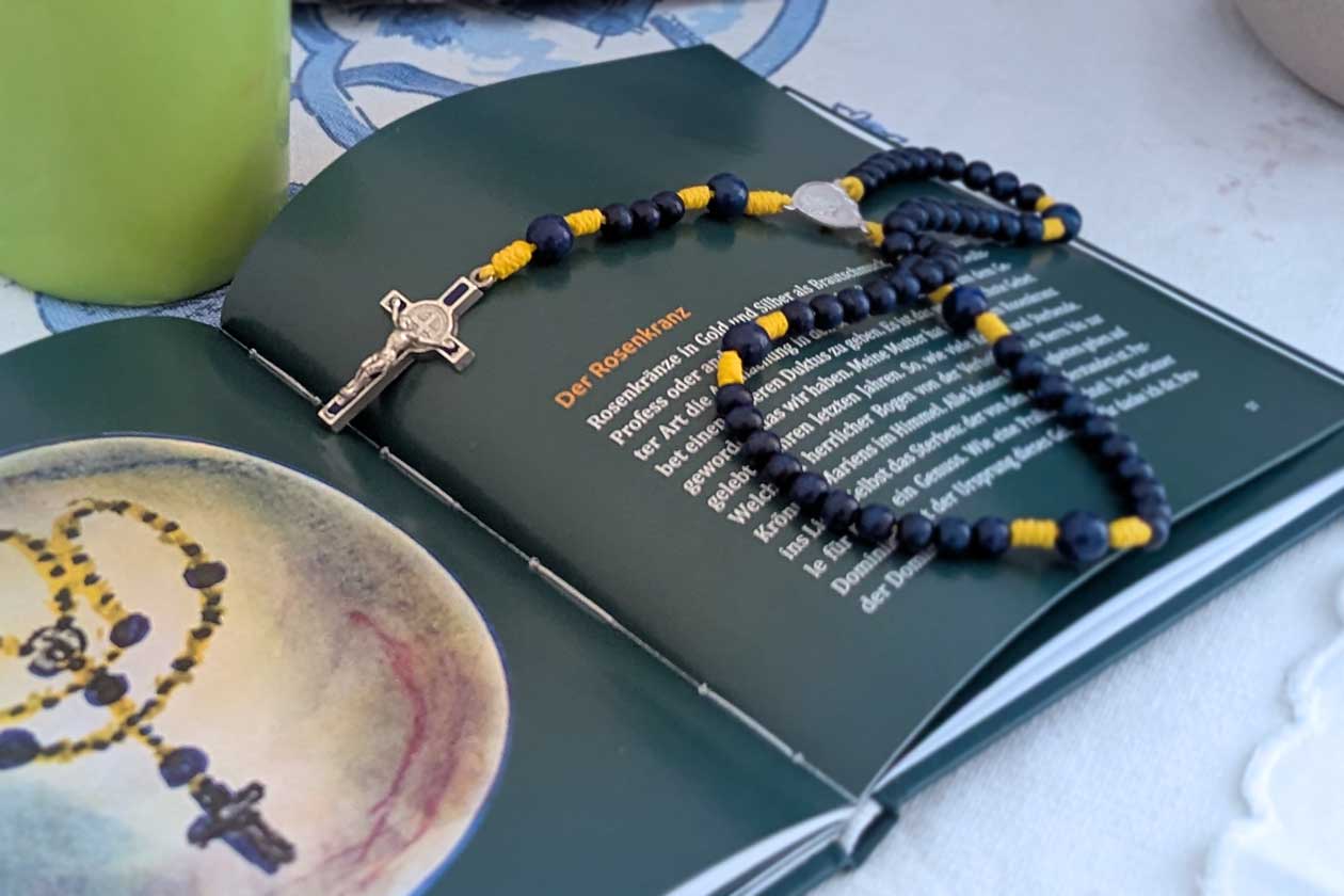 Europa-Rosenkranz auf einem Buch