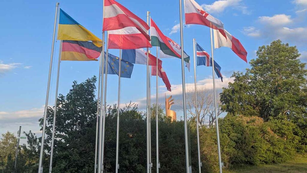 12 Fahnen mit den Flaggen europäischer Länder
