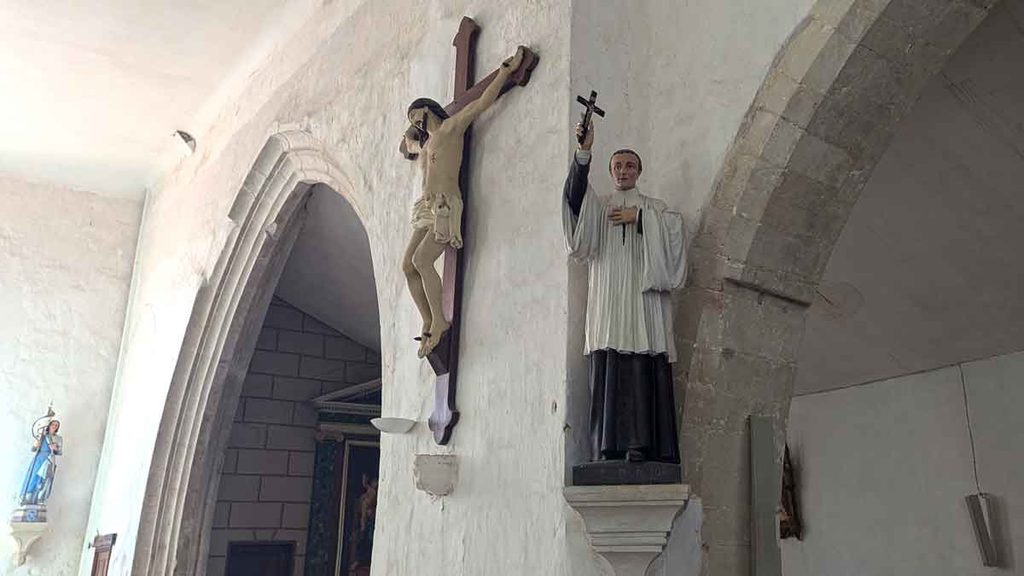 Heiliger Louis-Marie in der Kathedrale mit Rosenkranz