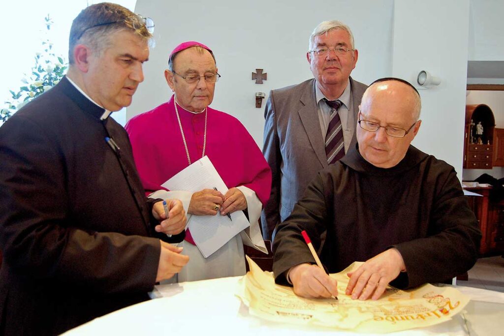 Vier Männer unterzeichnen in Gibraltar ein Dokument